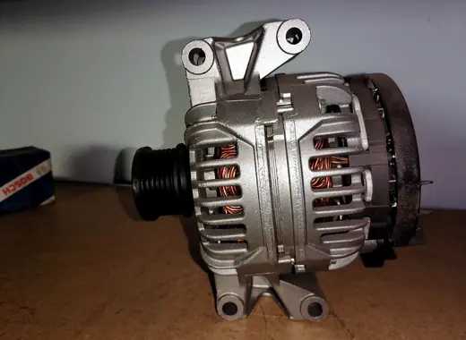Alternator z boku