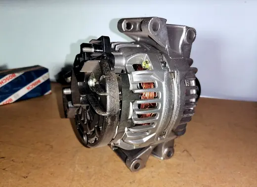 Alternator od strony tylnej