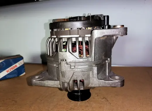 Alternator na stole warsztatowym