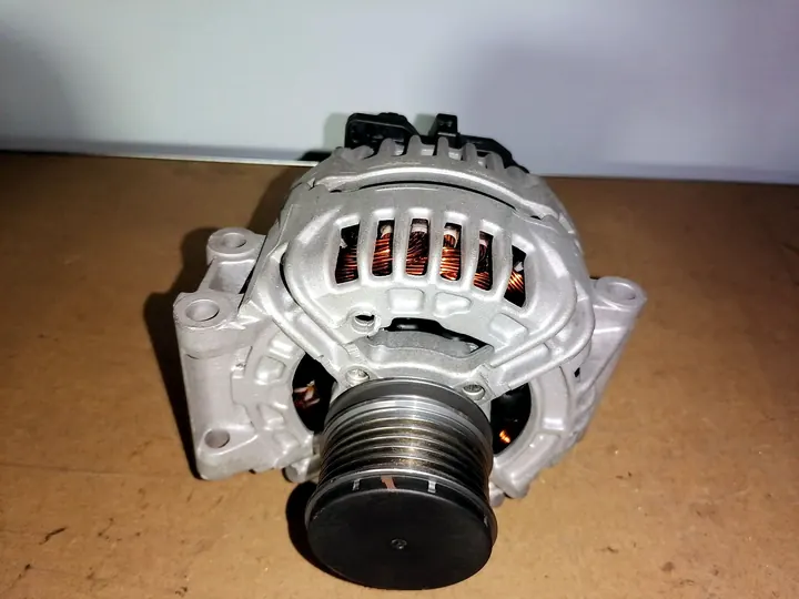 Alternator położony na stole, ujęcie z przodu